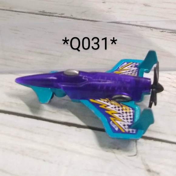 Hot Wheels POISON ARROW F05 Diecast&Plastic 3"l Purple Blue Toy Prop Airplane - Picture 8 of 8
